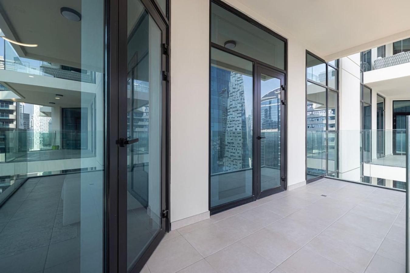 Apartment Deluxe 2br Canal View Infinity Pool Dubai