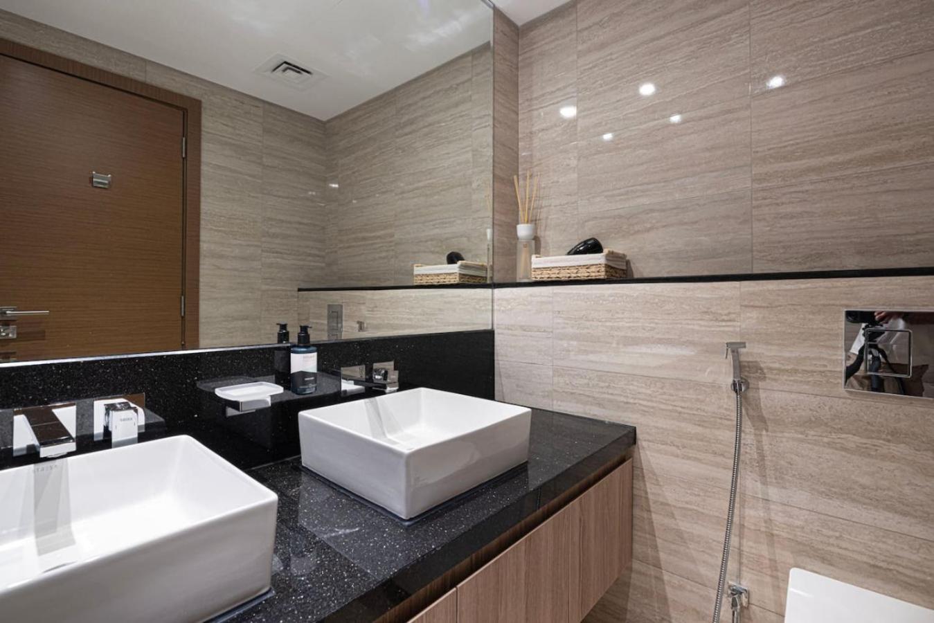 Apartment Deluxe 2br Canal View Infinity Pool Dubai