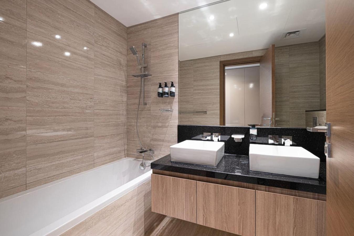 Apartment Deluxe 2br Canal View Infinity Pool Dubai