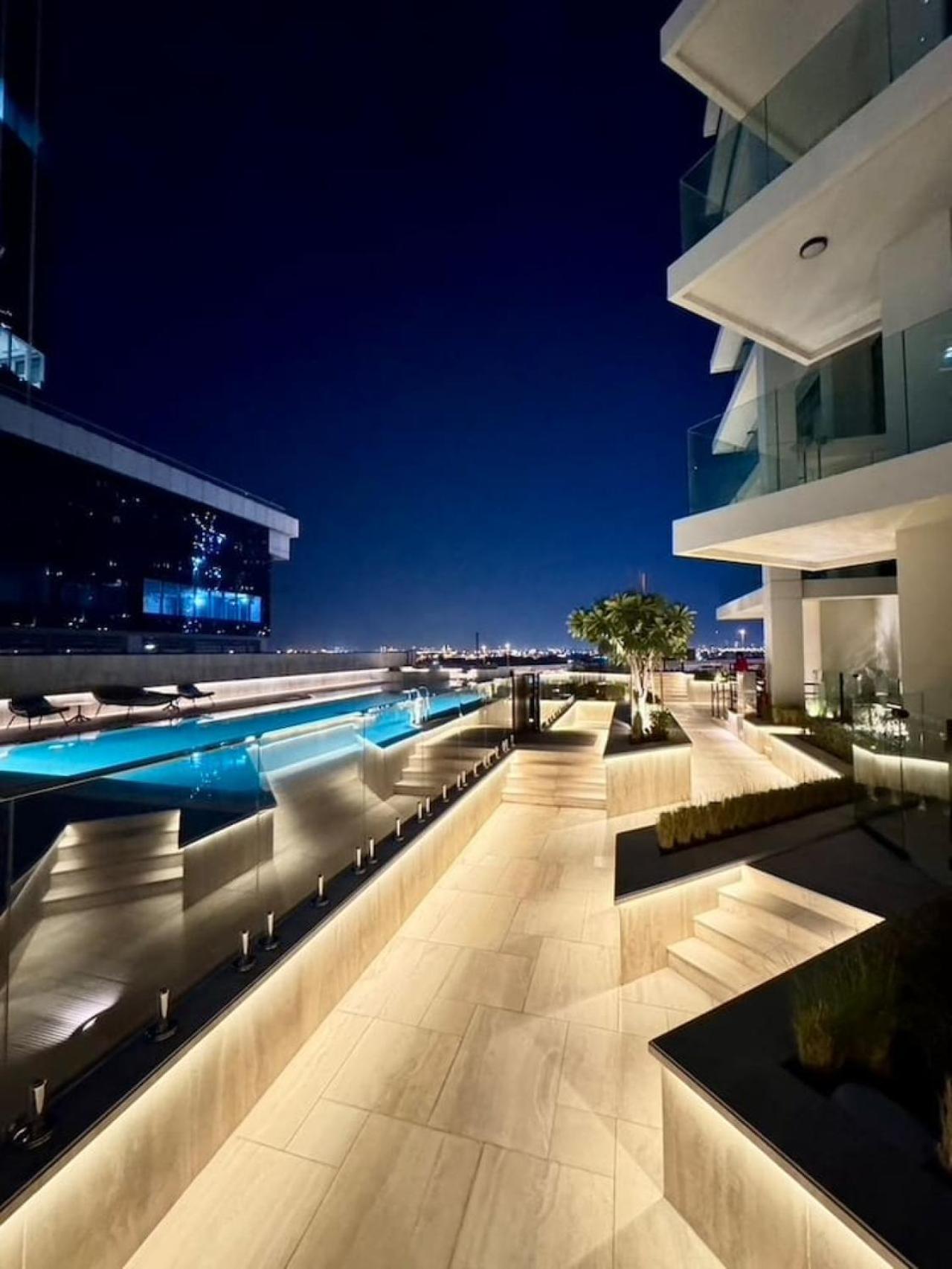 Deluxe 2br Canal View Infinity Pool Apartment